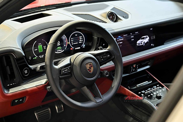 Là người đam mê cảm giác lái, chủ nhân của chiếc Porsche Cayenne Turbo S E-Hybrid mới ưu tiên lựa chọn các trang bị nâng cao khả năng vận hành hơn là tập trung vào tiện ích giải trí hay màu sắc nội thất.