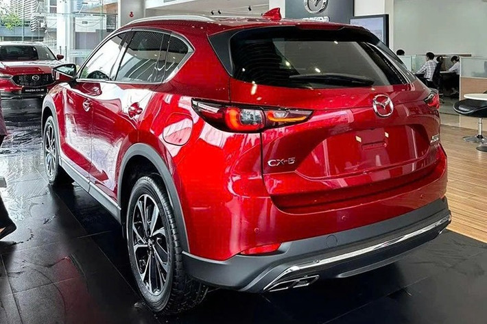 Không dừng ở đó, Mazda CX-5 Deluxe còn được bổ sung trang bị mới, bao gồm baga nóc và cản sau với thiết kế thể thao hơn. Những trang bị này tăng thêm độ ấn tượng cho bản tiêu chuẩn của "ông hoàng doanh số" trong phân khúc SUV cỡ C.