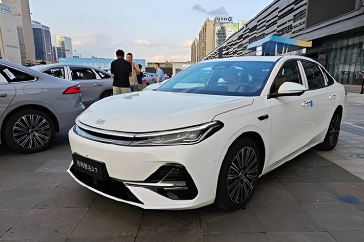 Trong dải sản phẩm Galaxy đang mở rộng, A7 PHEV được định vị nằm giữa Galaxy L6 và Starshine 8, nhắm đến nhóm khách hàng trẻ, hiện đại, quan tâm đến công nghệ và hiệu quả sử dụng năng lượng. Mẫu xe này cũng sẽ là đối thủ trực tiếp của BYD Seal 06 DM-i và BYD Qin L.