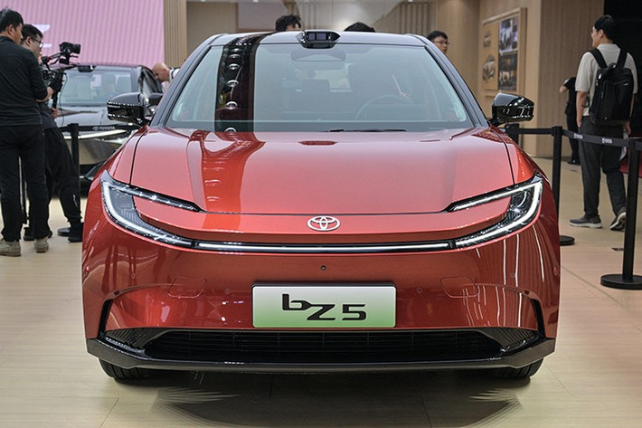 Toyota bZ5 sử dụng pin LFP do công ty con FinDreams của BYD cung cấp, với hai tùy chọn gồm pin dung lượng 65,28kWh, phạm vi hoạt động 550km (theo chuẩn CLTC). Hoặc tuỳ chọn cao cấp hơn là pin 73,984kWh, phạm vi hoạt động lên tới 630km.