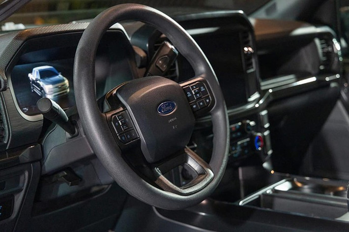 Xe sở hữu màn hình trung tâm kích thước 12 inch hỗ trợ kết nối Apple CarPlay và Android Auto không dây. Cụm đồng hồ kỹ thuật số sau vô-lăng mang giao diện trực quan, dễ theo dõi khi vận hành trên đường dài hay trong đô thị đông đúc.