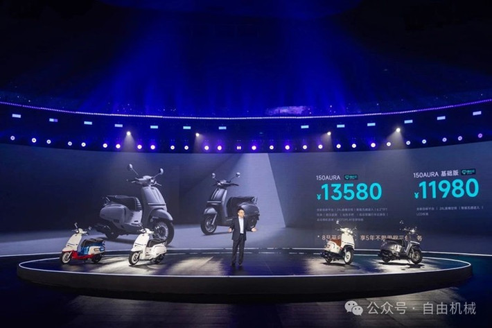 Nhìn thoáng qua, CF Moto Aura 150 2025 mới khá giống với mẫu xe ga Peugeot Django đang bán tại thị trường Việt Nam. Xe sở hữu ngôn ngữ thiết kế đậm chất cổ điển Pháp.