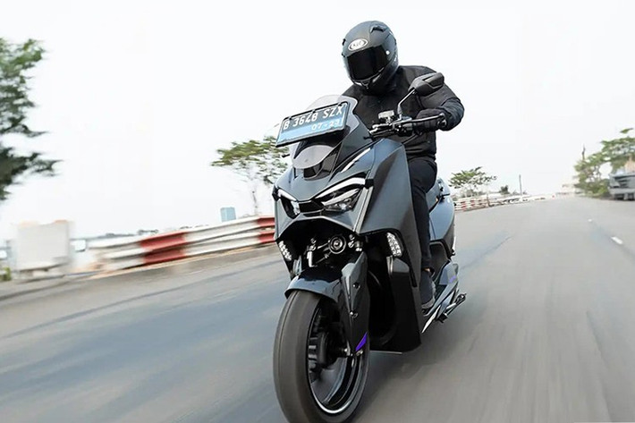 Xe có thể tăng tốc từ 0 lên 50 km/h chỉ trong 3,7 giây, đạt vận tốc tối đa 105 km/h và quãng đường di chuyển lên tới 150 km trong một lần sạc. Thời gian sạc đầy từ 0 đến 100% chỉ mất chưa đến 3 giờ – một con số khá ấn tượng.