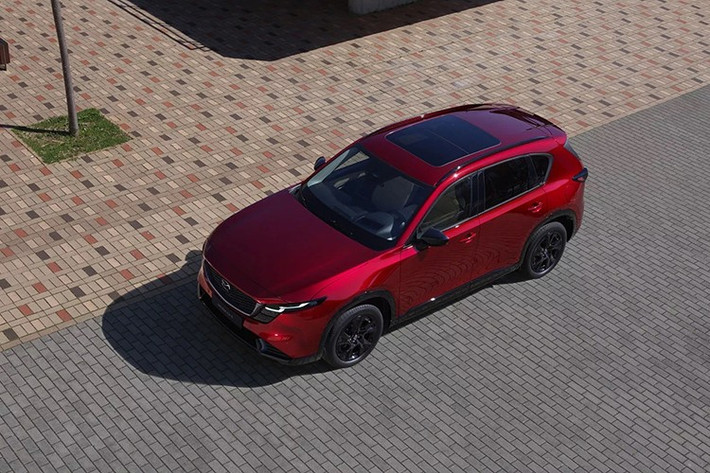 Đáng chú ý, Mazda xác nhận sẽ ra mắt phiên bản hybrid của xe vào năm 2027, sử dụng công nghệ động cơ mới mang tên SkyActiv-Z, hứa hẹn nâng cao hiệu suất nhiên liệu và giảm phát thải, phù hợp với xu hướng điện khí hóa toàn cầu.