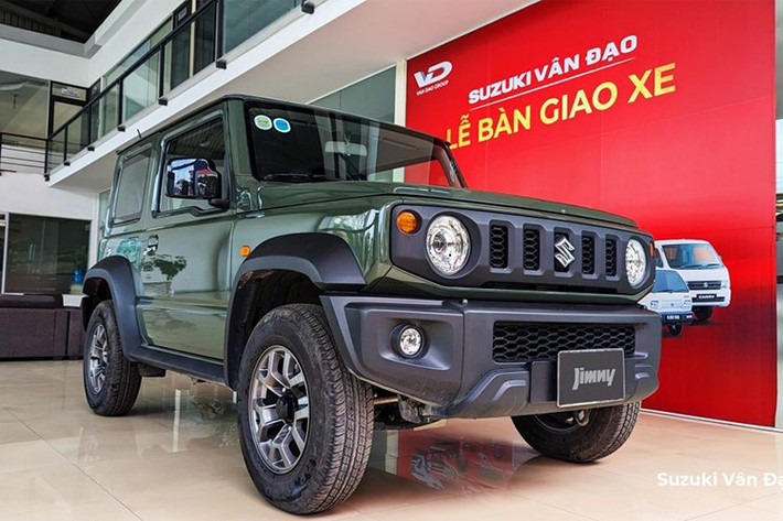 Suzuki Jimny Suzuki Jimny là cái tên thường xuyên góp mặt trong top ôtô bán kém nhất thị trường Việt Nam. Tháng 6/2025 cũng không phải là ngoại lệ. Trong tháng vừa qua, mẫu xe này chỉ bán ra 33 chiếc, tăng trưởng 94,1%. Suzuki Jimny tại Việt Nam sở hữu giá bán khá cao, khởi điểm từ 789 triệu đồng. Trong khi đó, kích thước, trang bị tiện nghi và an toàn của xe chưa tương xứng giá bán.