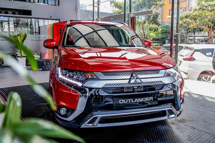 Mitsubishi Outlander Mitsubishi Outlander sở hữu doanh số ngang bằng với Isuzu D-Max, chỉ 31 chiếc. So với tháng 5/2025, mẫu SUV cỡ C này sụt giảm 8,8%. Trong vài tháng trở lại đây, Mitsubishi Outlander đã bị hãng cắt chương trình ưu đãi. Điều này, cộng với thiết kế và trang bị cũ kỹ, thua kém các đối thủ, giá bán không quá rẻ (từ 825 - 950 triệu đồng), khiến Mitsubishi Outlander không phải là lựa chọn hàng đầu trong phân khúc SUV cỡ C.