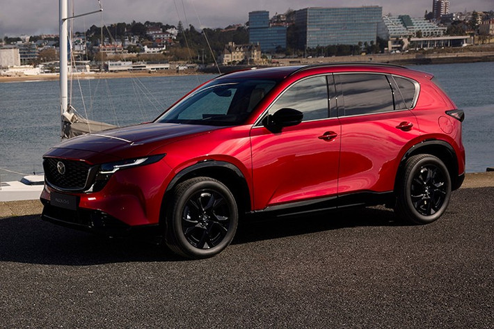 Mazda CX-5 2026 sẽ chính thức lên kệ tại thị trường Mỹ vào đầu năm sau. Mức giá cụ thể chưa được công bố, nhưng nhiều khả năng sẽ nhỉnh hơn mức khởi điểm 28.770 USD (tương đương 751,27 triệu đồng) của bản hiện hành.