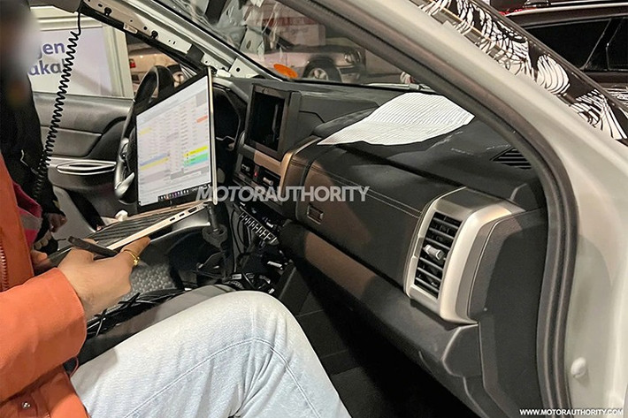 Mitsubishi Pajero 2026 được kỳ vọng sẽ nâng tầm nội thất thương hiệu Nhật. Dòng xe được hồi sinh này dự kiến sẽ dùng kết cấu 2 màn hình tại táp lô dù chúng sẽ không nối liền vì đây không phải phong cách của Mitsubishi. Các bề mặt bọc da hoặc chất liệu mềm chắc chắn sẽ giúp tăng trải nghiệm tiện nghi lên đáng kể.
