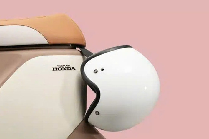 Các chức năng thông minh khác bao gồm cả tính năng mở khóa thông minh. Honda U-Qe cũng được trang bị hốc chứa đồ phía trước kèm cổng sạc USB, móc treo đồ tiện lợi và sàn để chân bằng phẳng.