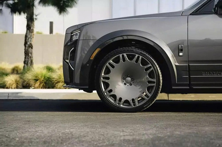 ChBrabus 700 Cullinan Series II sử dụng bộ vành đúc Monoblock M “Platinum Edition”, mỗi vành đường kính 24 inch. Hoàn thiện với màu “Cascade Gray” cùng mặt vành dạng đĩa đen, bộ vành được bọc trong lốp 295/30 phía trước và lốp 355/25 phía sau.