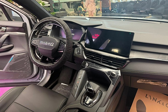 Bên trong khoang lái, Lynk & Co 06 Core Plus gây ấn tượng với thiết kế cockpit lấy cảm hứng từ máy bay chiến đấu cơ, mang lại cảm giác hiện đại và đậm chất công nghệ. Xe được trang bị màn hình giải trí trung tâm 12,3 inch, màn hình kỹ thuật số sau vô lăng 10,25 inch, cần số điện tử, cửa sổ trời toàn cảnh và tính năng đề nổ từ xa.