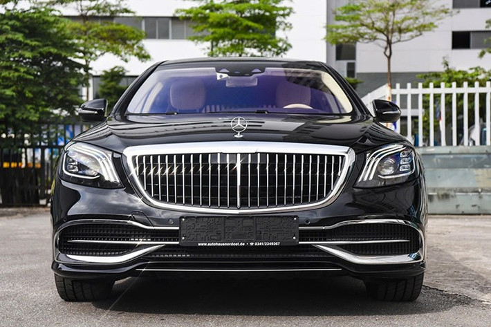 Giá xe Mercedes-Maybach S650 Pullman trên thế giới hơn 600.000 đô la, trong đó, chỉ có đúng một chiếc xe siêu sang Mercedes-Maybach S650 Pullman ở Việt Nam đăng ký biển trắng, 2 xe còn lại đều lăn bánh trên đường phố với biển số Ngoại giao.