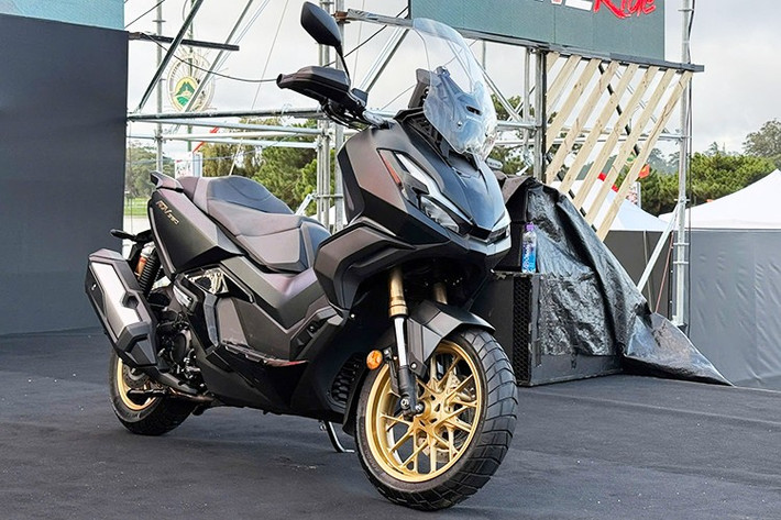 Honda Việt Nam vừa chính thức cho ra mắt ADV 350 mới cho thị trường Việt Nam tại Đà Lạt, Lâm Đồng. Đây là mẫu xe ga đường trường đầu tiên của Honda phân phối ở Việt Nam. Xe nhập khẩu chính hãng ở Thái Lan.