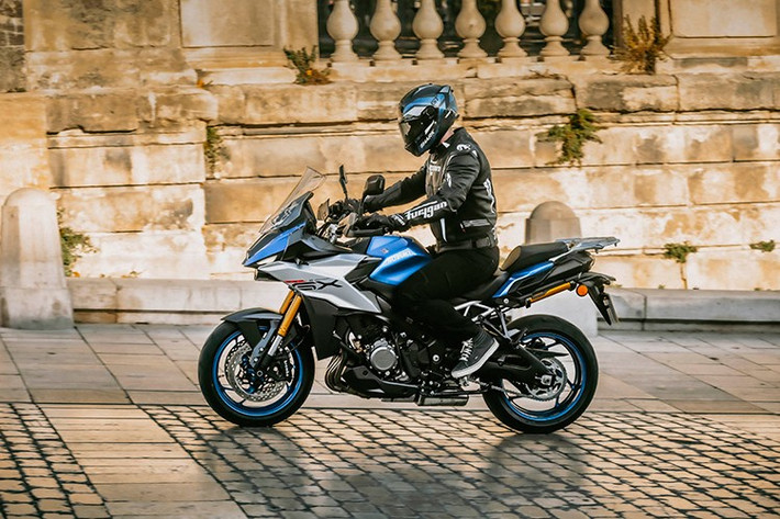 GSX-S1000GX được định vị để cạnh tranh với các đối thủ Kawasaki Versys 1000, Yamaha Tracer 9 và BMW S1000XR – những mẫu xe touring có tư thế lái thẳng lưng thoải mái, nhưng vẫn giữ được sức mạnh từ động cơ xe thể thao.