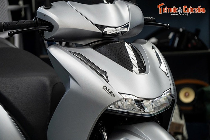 So với bản cũ, SH 350i 2025 được tinh chỉnh thiết kế phần mặt nạ đầu xe để trở nên tối giản, không cầu kì nhờ lược bỏ dải chrome nối liền hai đèn xi-nhan cũng như tại khu vực đèn LED định vị phía trên phần mặt ghi-đông.