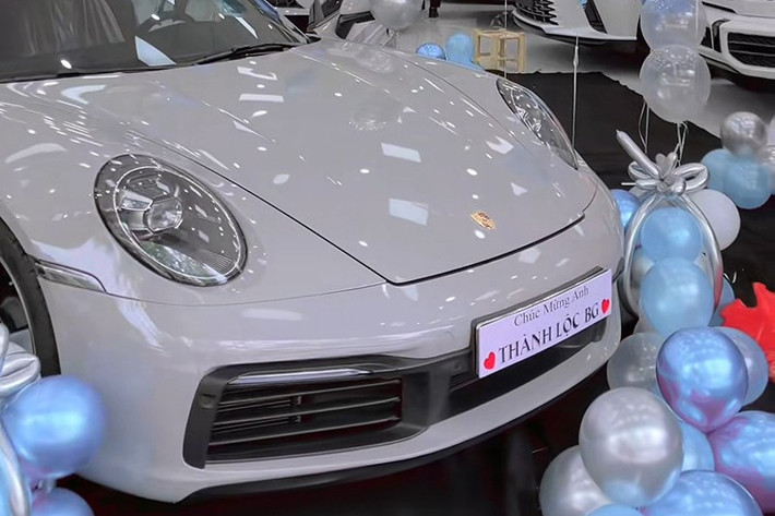 Chiếc Porsche 911 này có màu xám với nhiều chi tiết sơn đen tạo điểm nhấn, xe có bộ mâm 5 chấu đơn phay đẹp mắt, sơn 2 màu tương phản.So với phiên bản 991, Porsche 911 992 đã được thay đổi thiết kế của một số chi tiết như cụm đèn hậu, nắp cốp sau và cản sau.