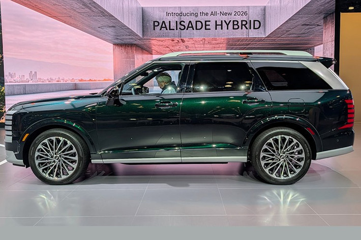 Phần đầu xe SUV Hyundai Palisade Hybrid 2026 thế hệ mới gây ấn tượng với cụm đèn LED định vị hình khối đặt dọc hai bên lưới tản nhiệt cỡ lớn. Cụm đèn pha thiết kế ẩn tinh tế trong lưới tản nhiệt chủ động.