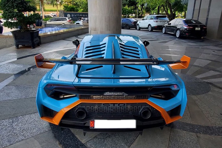 Chiếc siêu xe Lamborghini Huracan Super Trofeo Omologata đầu tiên về nước có ngoại thất sơn màu Blu Laufey cùng các điểm nhấn hoàn thành với sắc cam, đỏ, trắng và carbon đã làm cho ngoại hình của xe trở nên hầm hố.
