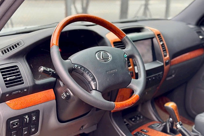 Bên trong cabin, Lexus tiếp tục thể hiện triết lý “Omotenashi” – đặt người dùng ở vị trí trung tâm, thông qua cách hoàn thiện nội thất tỉ mỉ. Ghế ngồi bọc da thật cao cấp, kết hợp với các chi tiết ốp gỗ thủ công mang lại cảm giác sang trọng và ấm cúng. Dù đã qua gần hai thập kỷ, thiết kế nội thất của RX 350 đời 2007 vẫn giữ được tính thẩm mỹ và không hề lỗi thời – điều mà ít mẫu xe nào cùng tuổi có thể làm được.