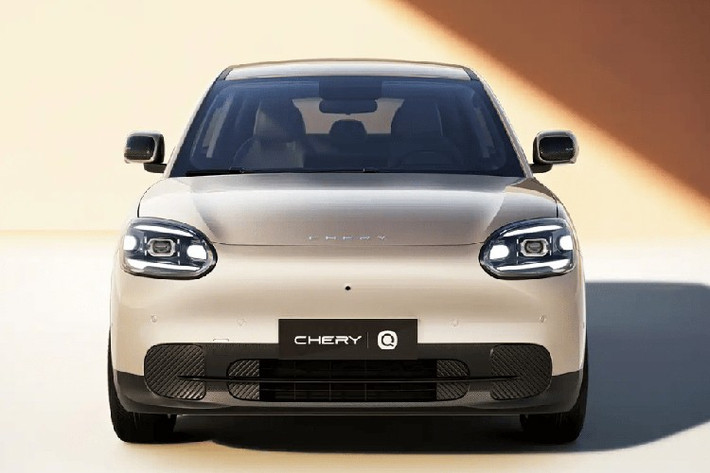 Với người yêu xe tại Việt Nam, Chery QQ3 không hề xa lạ. Mẫu xe này từng ra mắt Việt Nam vào tháng 4/2009 với thiết kế "na ná" Chevrolet Spark nhưng không thành công dù giá rẻ. Sau 3 tháng ra mắt với doanh số hơn 300 xe, mẫu ôtô Trung Quốc này liên tục "cắm đầu" với lượng tiêu thụ giảm dần. Đến năm 2012, Chery QQ3 chỉ bán ra 146 xe tại Việt Nam và "mất hút" vào năm 2013.