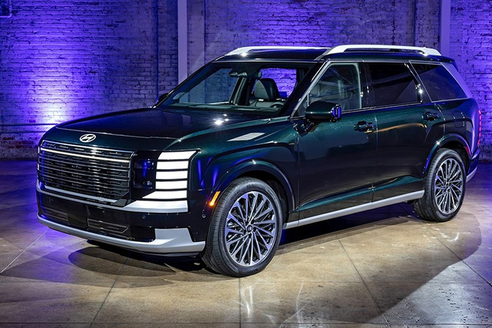 Hyundai Palisade hybrid được trang bị 10 túi khí, gói công nghệ an toàn chủ động Hyundai Smartsense, bao gồm nhiều hệ thống hỗ trợ người lái hiện đại: cảnh báo va chạm phía trước, hỗ trợ phanh khẩn cấp, hỗ trợ giữ làn, hỗ trợ tránh va chạm điểm mù, hỗ trợ phanh khi lùi và hệ thống kiểm soát hành trình thích ứng với tính năng Stop & Go.