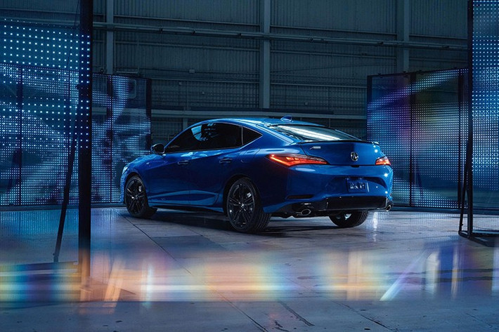 Theo Acura, “hầu hết” ở đây là những mẫu Integra không được sơn màu Performance Red Pearl hoặc Double Apex Blue Pearl. Màu xanh Double Apex Blue Pearl là tùy chọn mới cho bảng màu 2026, bên cạnh Urban Gray Pearl và Solar Silver Metallic.