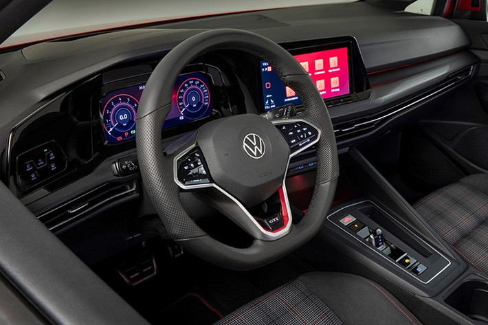 VW Golf GTI trang bị vô-lăng biến thiên theo tỉ số truyền và hệ thống phanh GTI. Các tiện nghi đáng chú ý gồm dàn loa cao cấp Harman Kardon, cửa sổ trời, màn hình Discover Pro 10 inch, đồng hồ trung tâm Digital Cockpit, điều hòa Climatronic 3 vùng…