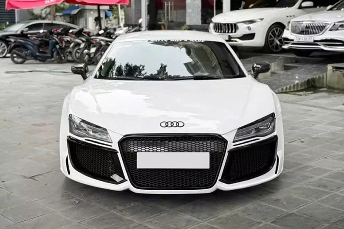 Trong đó, lưới tản nhiệt hai bên hông của Audi R8 độ body kit Regula không đơn thuần chỉ là 3 thanh ngang xếp chồng lên nhau, thay vào đó là hốc gió được mở rộng thêm và có lưới tản nhiệt hình tổ ong được sơn đen mờ.