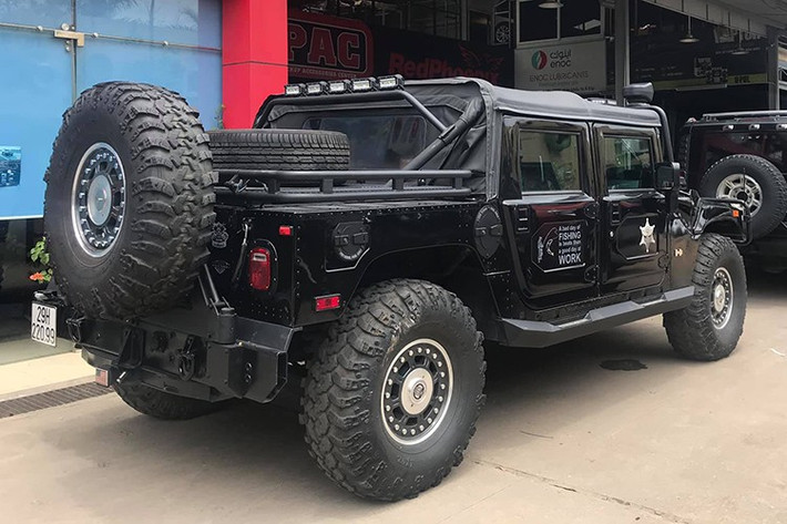 Hummer H1 Alpha có giá bán tại thị trường Mỹ khởi điểm từ 83.330 USD (khoảng 1,93 tỉ đồng) và cao nhất là 225.138 USD (khoảng 5,2 tỉ đồng) với bản độ full-option. Chưa rõ chiếc bán tải độc nhất vô nhị này có giá là bao nhiêu trên sàn xe cũ Hà Nội.