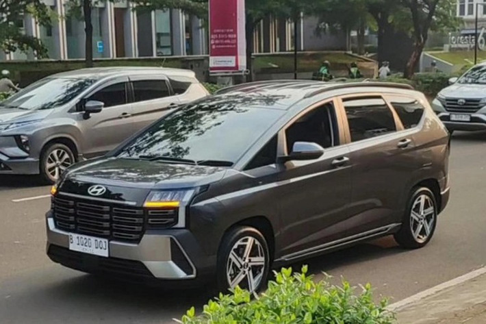 Tương tự phiên bản tiêu chuẩn, Hyundai Stargazer X 2026 được trang bị cụm đèn pha thiết kế hình chữ "H" với đường nét tinh tế hơn, tạo sự đồng nhất với phần đuôi xe. Cụm đèn hậu cũng được làm mới, nối liền bằng dải đèn LED đặt cao, giúp tăng độ nhận diện và mang lại hiệu ứng thị giác hiện đại cho tổng thể thiết kế.