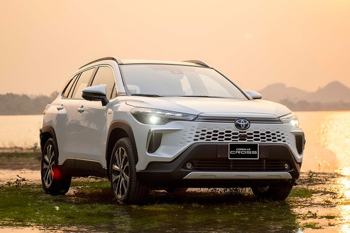 Toyota Corolla Cross HEV xếp vị trí thứ 2 với 1.194 chiếc bán ra. Toyota Corolla Cross đã trải qua đợt nâng cấp nhẹ vào đầu tháng 5/2024, giữ lại hai phiên bản V giá 820 triệu đồng và HEV giá 905 triệu đồng, bỏ phiên bản G.