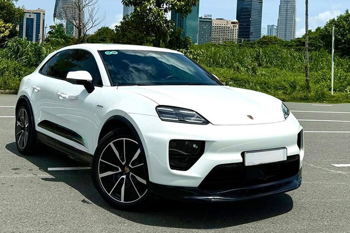 Vào cuối năm 2024, mẫu xe điện Porsche Macan đã chính thức được giới thiệu tại thị trường Việt Nam với nhiều biến thể, giá từ 3,48 tỷ đồng cho bản tiêu chuẩn, cao nhất lên đến 5,86 tỷ đồng cho bản turbo. Và đến nay đã có xe lướt hiếm hoi trên thị trường.