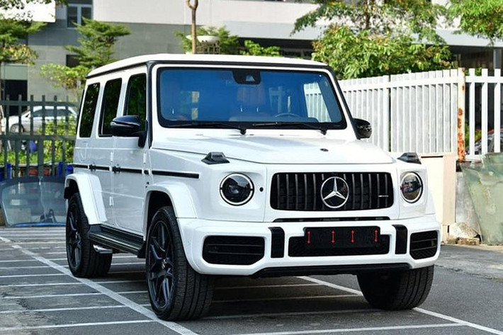 Mercedes-AMG G63 là một trong những mẫu xe đặc biệt của thương hiệu ngôi sao ba cánh, sở hữu độ nhận diện cao và được nhiều người chơi xe tại Việt Nam săn đón. Có thời điểm, phiên bản chính hãng liên tục “cháy hàng”, khách muốn sở hữu phải đặt cọc và chờ tới nửa năm.