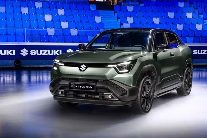 Mặc dù mang tên gọi tương tự, nhưng Suzuki e Vitara gần như không có nhiều điểm chung với mẫu SUV Vitara chạy xăng. Trên thực tế, đây là phiên bản thương mại hóa của ý tưởng eVX Concept, phát triển trên nền tảng dành riêng cho xe điện Heartect-e.