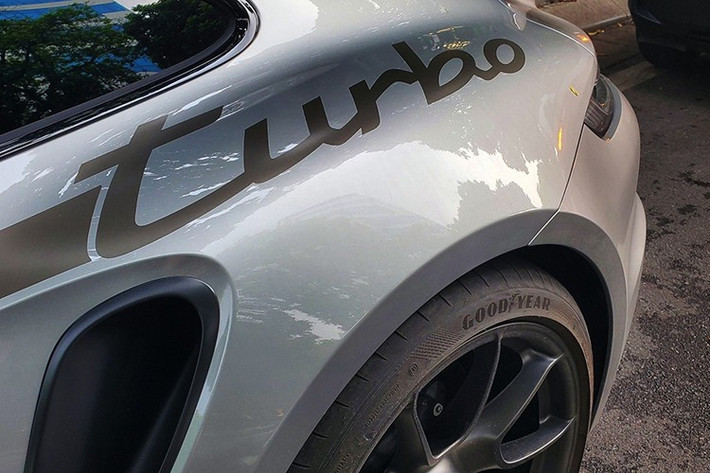 So với Porsche 911 Turbo 992 độc nhất Việt Nam của ông Đặng Lê Nguyên Vũ, chiếc xe này có nhiều khác biệt như mâm Sport Classic màu trắng từ gói Heritage Design Package 50 Years Turbo trị giá hơn 1 tỷ đồng. Bộ tem "50 years turbo" và logo Porsche cỡ lớn trên thân xe, cũng như bộ tem Heritage Design 50 Years Turbo và không trang bị bộ mâm đặc biệt.