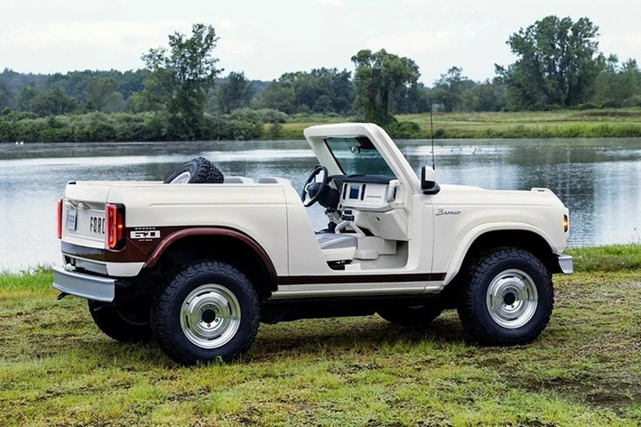 Khi phát triển Bronco và Bronco Sport 2021, Ford làm việc với một nhóm chuyên gia và những người đam mê Bronco. Trong đó, có một người sở hữu chiếc Wimbledon White Roadster năm 1966 giản dị mà đẹp mê hồn.