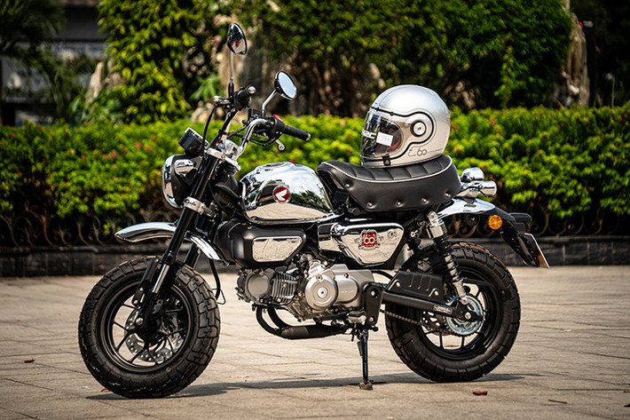 Vào hồi tháng 3/2025, thương hiệu này trình làng Honda Monkey Chrome Legacy - phiên bản giới hạn đánh dấu cột mốc 60 năm thành lập chi nhánh Honda tại Thái Lan. Ngay sau đó, mẫu xe độc đáo này đã nhanh chóng có mặt tại Việt Nam thông qua kênh nhập khẩu tư nhân.