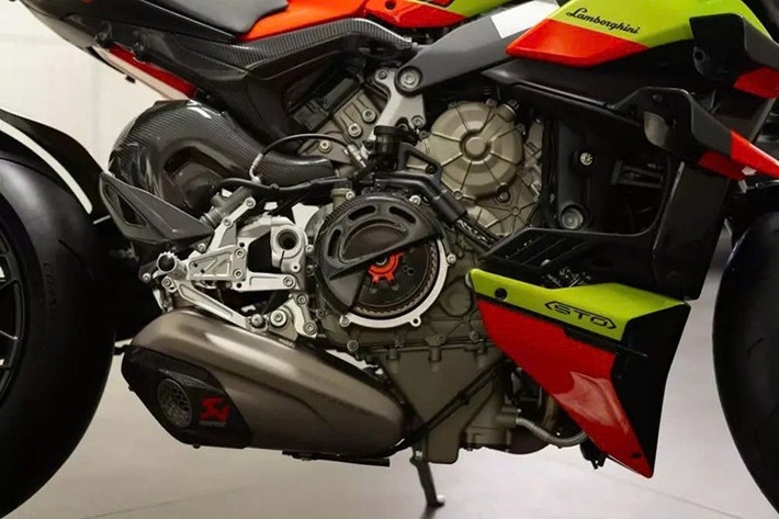 Nếu bạn biết Ducati, hẳn bạn biết rằng việc sử dụng ly hợp khô thay vì ly hợp ướt là "đặc sản" của hãng. Nhà sản xuất xe máy Ý đã phổ biến ly hợp khô vào cuối những năm 1980 và 1990, khiến chúng ta say mê với những chiếc siêu mô tô như 851, 916 và 999. À mà, tiếng kêu kim loại đặc trưng mà bạn thường thấy ở những chiếc Ducati đời cũ chính là nhờ ly hợp khô. Không phải tiếng pô hay tiếng động cơ.