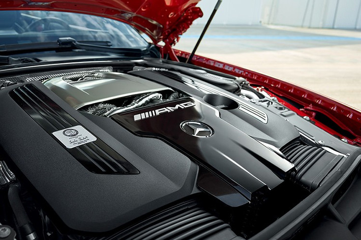 Người lái có thể tùy chọn giữa 8 chế độ vận hành khác nhau, từ “Electric” – thuần điện, đến “Race” – dành cho đường đua, hoặc cá nhân hóa với chế độ “Individual”.