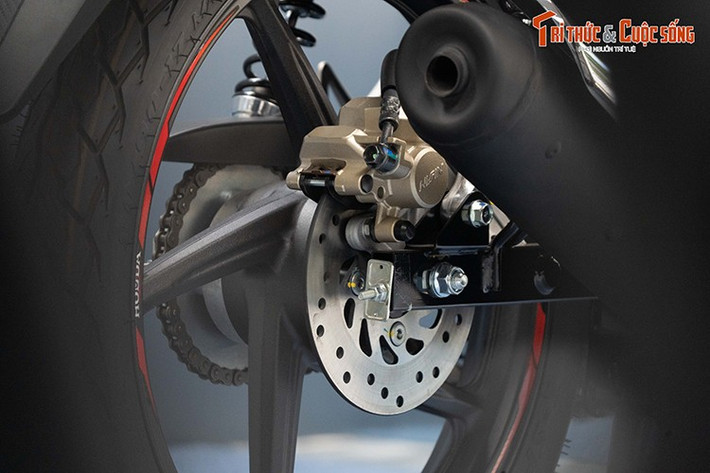 Bộ mâm đúc đa chấu kích thước 17 inch và lốp IRC và hệ thống nhông, xích dẫn động… có xuất xứ từ Thái Lan. Hệ thống treo gồm cặp phuộc ống lồng ở phía trước, phía sau dùng cặp lò xo trụ giảm chấn.
