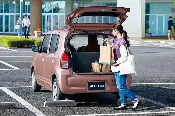 Hai bản còn lại được trang bị hệ truyền động mild hybrid với mô-tơ điện WA04C, tạo ra công suất tối đa chỉ 2,5 mã lực và mô-men xoắn cực đại 40 Nm, cùng pin lithium-ion nhỏ có dung lượng 3 Ah. Hệ thống này kết hợp với động cơ xăng tương tự như trên nhưng có tỷ số nén cao hơn và thay đổi kích thước xi-lanh để đạt dung tích 657 cc.
