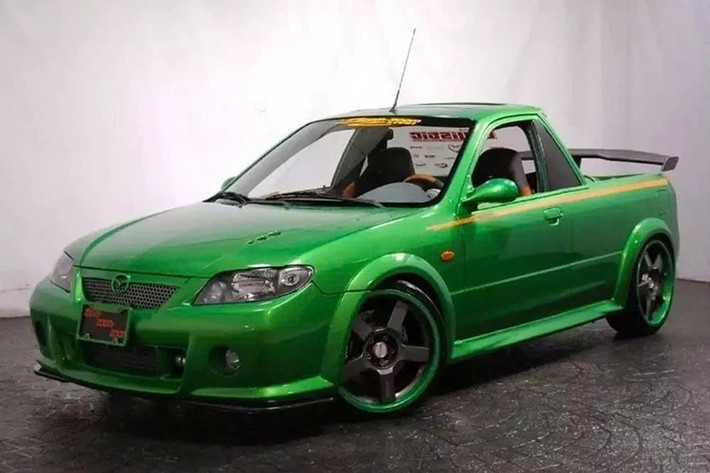 Một chiếc xe bán tải hạng trung của Mazda có thể không phải là lựa chọn lý tưởng cho người mua ở Bắc Mỹ, nhưng hiện đang có một lựa chọn thay thế bắt mắt đang được rao bán trên eBay. Chiếc xe bạn đang xem không phải là một chiếc bán tải thông thường, bởi vì bản độ hợp pháp này đã có từ hơn 20 năm trước và ban đầu được tạo ra cho triển lãm SEMA.