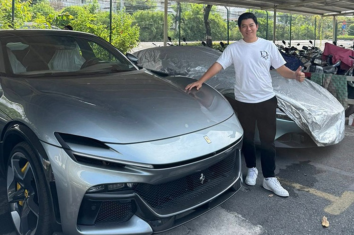 Ra mắt chính hãng cách đây 2 năm, nhưng hiện chưa có 1 xe Ferrari Purosangue nào được đăng ký ở Việt Nam khiến giới mê xe khó hiểu. Nhưng mới đây, tia hy vọng đã được thắp lên khi 1 người chuyên mua bán xe đã qua sử dụng đăng ảnh xe Ferrari Purosangue ở kho cảng tại Tp.HCM.