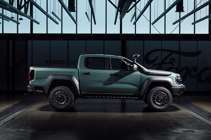 Ranger Super Duty gây ấn tượng mạnh nhờ loạt thay đổi ngoại thất mang phong cách việt dã. Mặt ca-lăng được thiết kế lại hoàn toàn, đi kèm logo “Super Duty” nổi bật trên nắp ca-pô. Phần đầu xe trở nên hầm hố hơn với cản trước lớn, ống thở đặt cao ở cột A, ốp cua lốp mở rộng, cùng bộ mâm hợp kim 18 inch kết hợp lốp địa hình General Grabber chuyên dụng.