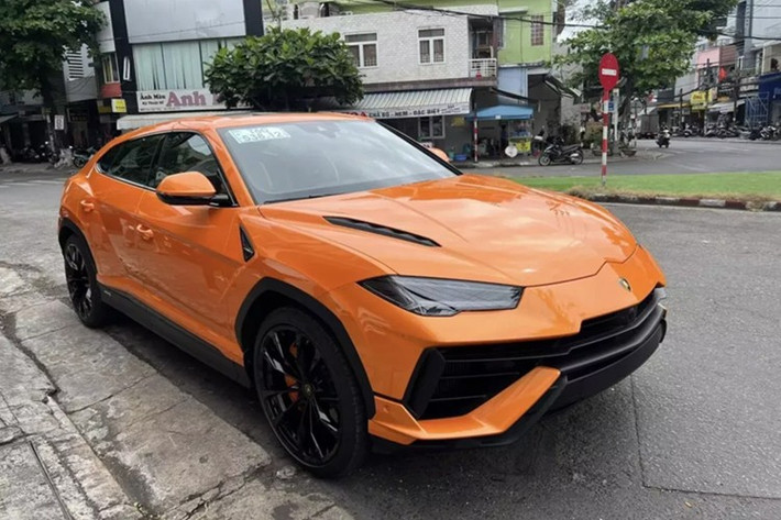 Chiếc siêu SUV Lamborghini Urus của doanh nhân Đà Nẵng thuộc bản S, tức nâng cấp giữa vòng đời, với những thay đổi khác biệt ở cản trước/sau, ống xả và bộ mâm theo xe. Ngoài ra, logo Urus S xuất hiện trên nẹp sườn, ngay trước bánh sau, cũng là dấu hiệu nhận biết rõ nhất.