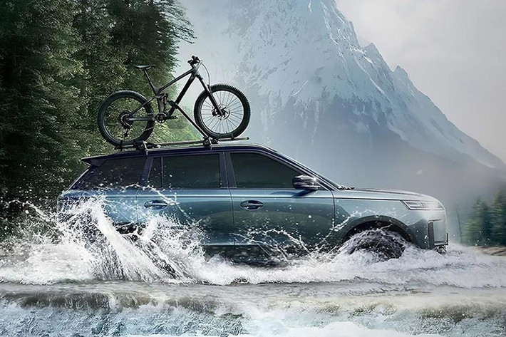 Jaecoo J5 2025 mới gây chú ý bởi kiểu dáng ngoại thất gợi liên tưởng mạnh đến Range Rover Evoque, từ tạo hình cửa sổ, đường gân dọc thân xe cho đến đèn hậu LED liền mạch với thanh trang trí nằm ngang đính dòng chữ “JAECOO”.