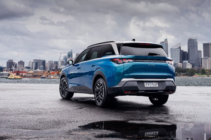 Mẫu xe SUV 7 chỗ ngồi Peugeot 5008 2025 mới này sẽ nhắm đến nhóm khách hàng đề cao sự thực dụng và tiết kiệm nhiên liệu, trong khi vẫn mong muốn một thiết kế hiện đại và nội thất tiện nghi.
