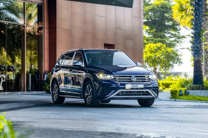Khách mua xe Volkswagen Touareg trong tháng 6 được hỗ trợ 100% lệ phí trước bạ, áp dụng cho cả 2 phiên bản Elegance và Luxury. Với giá niêm yết từ 2,699 tỷ đồng - 3,099 tỷ đồng, khách mua xe có thể tiết kiệm khoản tiền từ 270-372 triệu đồng, tuỳ phiên bản, tuỳ tỉnh thành đăng ký. Đưa giá thực tế xuống còn 2,429-2,727 tỷ đồng.
