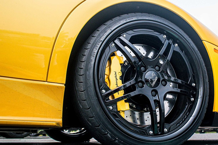Gói độ này đã giúp ngoại hình siêu xe Lamborghini Murcielago LP640-4 mui trần có một không hai trở nên khá ấn tượng và lạ mắt. Bộ body kit này mang đến cho xe cản va trước, nẹp sườn, cản va sau và cánh gió đuôi giống với phiên bản Lamborghini Murcielago LP670-4 SV. Hiện tại, xe còn được trang bị bộ mâm độ 5 chấu kép được sơn đen.