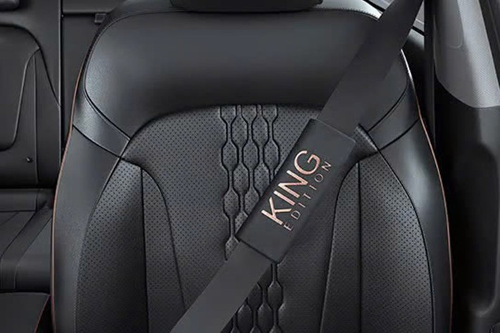 Mẫu xe Hyundai Creta King Limited Edition đặc biệt này chỉ đi cùng hai tùy chọn động cơ là xăng 1.5L CVT và diesel 1.5L AT, đồng thời giới hạn màu sơn.